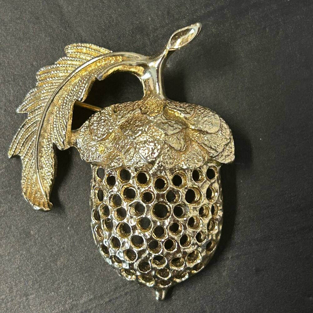 Vintage 1973 Sarah Coventry "Golden Acorn" Brooch‎